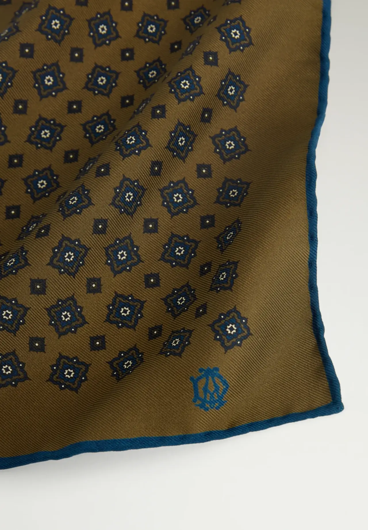 SILK SCATTERED MEDALLION SCREEN PRINT POCKET SQUARE