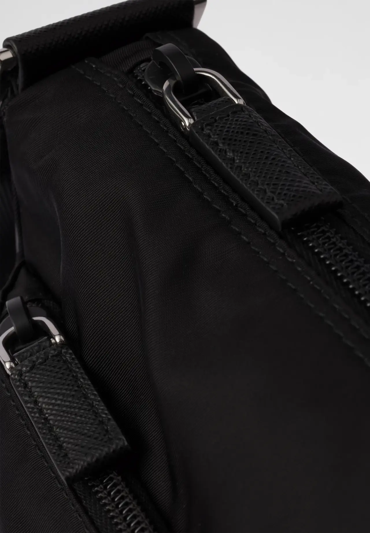 Re-Nylon バッグ　1BC421 RV44 F0002 V D1M