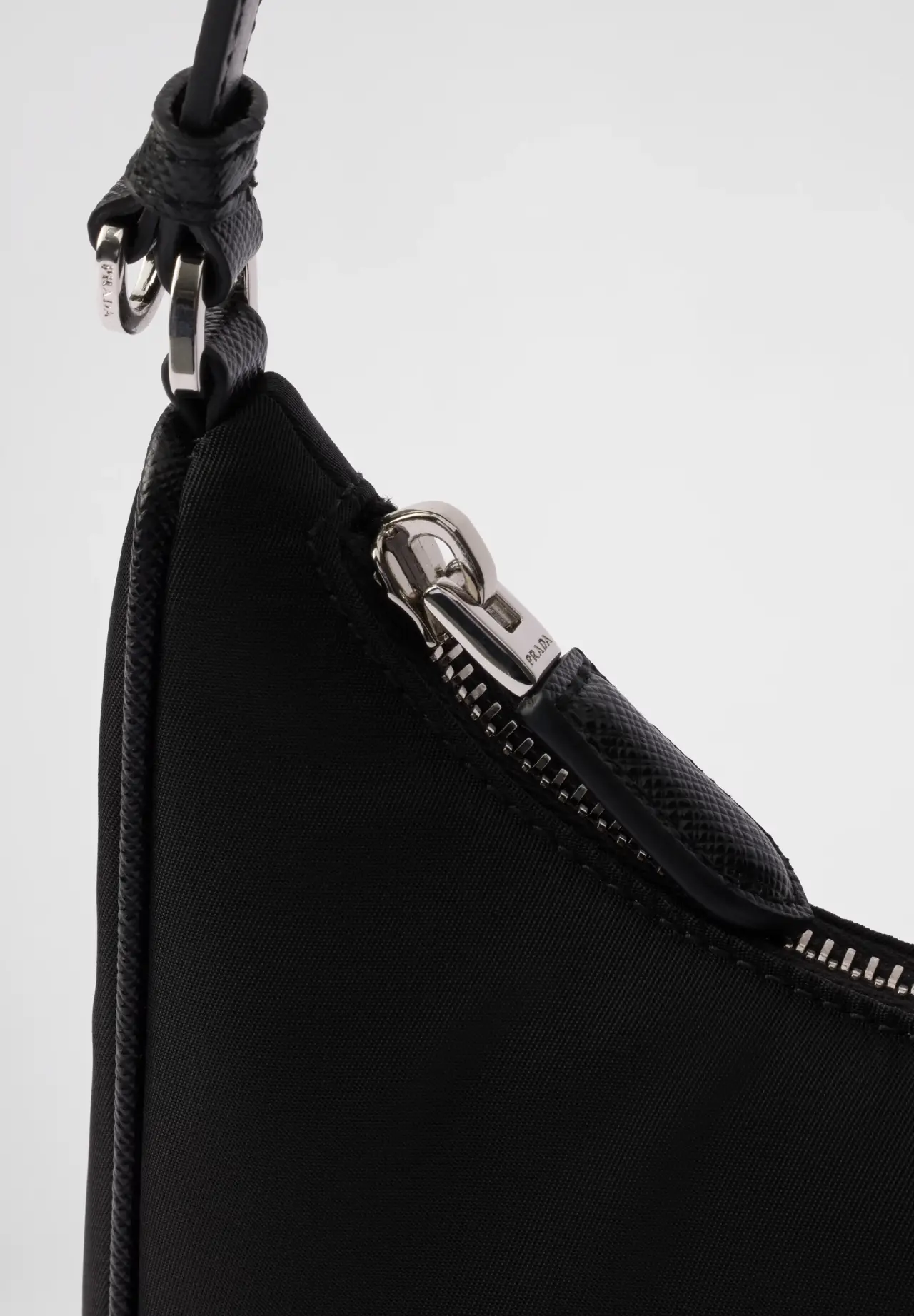 Prada Re-Edition 2005 再生尼龙和 Saffiano 迷你包　1N204M R064 F0002